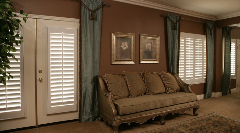 https://www.sunburstshuttersdallas.com/corporate/uploads/Polywood%20French%20Door%20Drapes.jpg